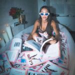 Alix Desmoineaux Instagram - Aujourd’hui j’ai littéralement pris un bain de #GLOWUP pour vous faire cette photo et lancer officiellement ce concours et sélectionner 2 d’entre vous pour les inviter à la soirée organisée pour mon livre ce jeudi 21/10 à Paris ⭐️💫 - (Je sais que c’est dans vraiment pas longtemps 🤦🏻‍♀️ je suis arrivée à paris il y a 48h je fais que courir vous vous en doutez bien j’ai pleins de choses à organiser, des rdv etc etc, bref passons 🤪) ⚠️ La soirée sera de 19h a 23h à @larcparis ,il est donc préférable d’être majeur ⚠️ * Pour jouer c’est très simple : 1 - Sous cette photo commentez #imsohappytoday Et Identifiez la personne avec qui vous souhaiteriez venir 2 - repartagez la photo dans votre story en me taguant @alix_dmx **** 🔁🔁Je tirerai les gagnants demain soir à la même heure environ 🎉🎉 ET DEMAIN MATIN J’AI UNE ANNONCE DE FOU À VOUS FAIRE 😬😬😬 - Un grand merci à @hoteldupondsmith de nous avoir prêté leur magnifique baignoire 🙏🏻 ainsi qu’à @taos.peach pour le make up et bien sûr @alexipav pour ces photos de folie 🔥🔥🤪 - Pensée particulière à @ar_me pour la gestion de l’orga ici et à @gwenbaid qui chapeaute tout ça depuis Biarritz 🤍you’re The best 🤍#imsohappytoday Dupond - Smith