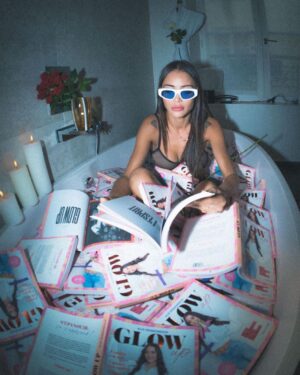 Alix Desmoineaux Instagram - Aujourd’hui j’ai littéralement pris un bain de #GLOWUP pour vous faire cette photo et lancer officiellement ce concours et sélectionner 2 d’entre vous pour les inviter à la soirée organisée pour mon livre ce jeudi 21/10 à Paris ⭐️💫
-
(Je sais que c’est dans vraiment pas longtemps 🤦🏻‍♀️ je suis arrivée à paris il y a 48h je fais que courir vous vous en doutez bien j’ai pleins de choses à organiser, des rdv etc etc, bref passons 🤪)
⚠️ La soirée sera de 19h a 23h à @larcparis ,il est donc préférable d’être majeur ⚠️
*
Pour jouer c’est très simple :
1 - Sous cette photo commentez #imsohappytoday Et Identifiez  la personne avec qui vous souhaiteriez venir 
2 - repartagez la photo dans votre story en me taguant @alix_dmx
****
🔁🔁Je tirerai les gagnants demain soir à la même heure environ 🎉🎉
ET DEMAIN MATIN J’AI UNE ANNONCE DE FOU À VOUS FAIRE 😬😬😬
-
Un grand merci à @hoteldupondsmith de nous avoir prêté leur magnifique baignoire 🙏🏻 ainsi qu’à @taos.peach pour le make up et bien sûr @alexipav pour ces photos de folie 🔥🔥🤪
-
Pensée particulière à @ar_me pour la gestion de l’orga ici et à @gwenbaid qui chapeaute tout ça depuis Biarritz 🤍you’re The best 🤍#imsohappytoday