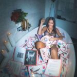 Alix Desmoineaux Instagram - Aujourd’hui j’ai littéralement pris un bain de #GLOWUP pour vous faire cette photo et lancer officiellement ce concours et sélectionner 2 d’entre vous pour les inviter à la soirée organisée pour mon livre ce jeudi 21/10 à Paris ⭐️💫 - (Je sais que c’est dans vraiment pas longtemps 🤦🏻‍♀️ je suis arrivée à paris il y a 48h je fais que courir vous vous en doutez bien j’ai pleins de choses à organiser, des rdv etc etc, bref passons 🤪) ⚠️ La soirée sera de 19h a 23h à @larcparis ,il est donc préférable d’être majeur ⚠️ * Pour jouer c’est très simple : 1 - Sous cette photo commentez #imsohappytoday Et Identifiez la personne avec qui vous souhaiteriez venir 2 - repartagez la photo dans votre story en me taguant @alix_dmx **** 🔁🔁Je tirerai les gagnants demain soir à la même heure environ 🎉🎉 ET DEMAIN MATIN J’AI UNE ANNONCE DE FOU À VOUS FAIRE 😬😬😬 - Un grand merci à @hoteldupondsmith de nous avoir prêté leur magnifique baignoire 🙏🏻 ainsi qu’à @taos.peach pour le make up et bien sûr @alexipav pour ces photos de folie 🔥🔥🤪 - Pensée particulière à @ar_me pour la gestion de l’orga ici et à @gwenbaid qui chapeaute tout ça depuis Biarritz 🤍you’re The best 🤍#imsohappytoday Dupond - Smith