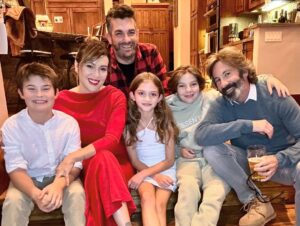 Alyssa Milano Instagram - Merry Christmas. 🎄❤️💚