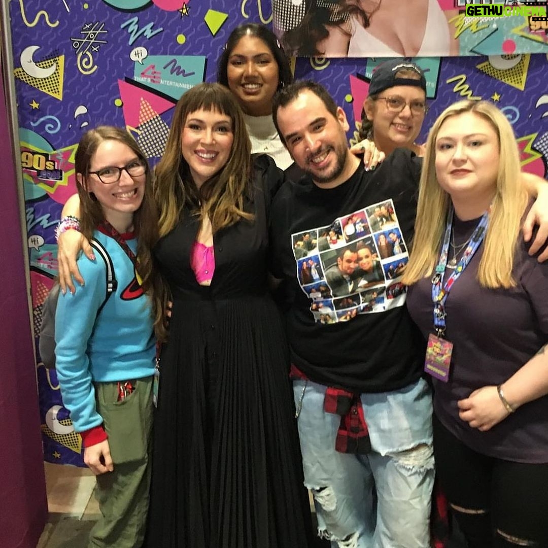 Alyssa Milano Instagram - IYKYK (elvis! I tried to tag you!) #90sCon