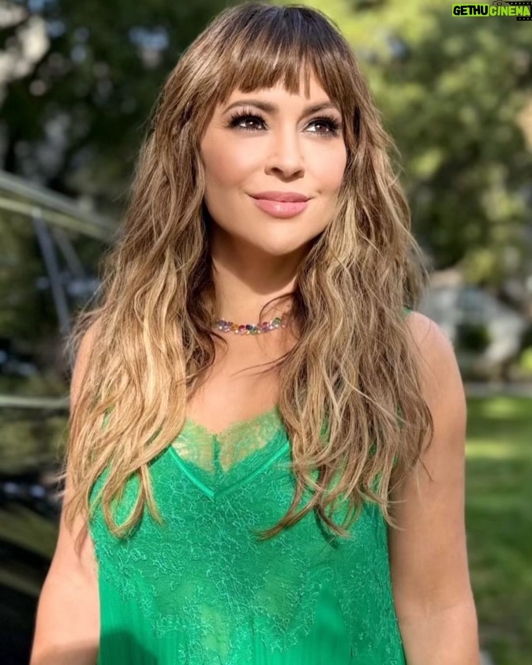 Alyssa Milano - 47.4K Likes - Iβm in for any awards show that has chips on the table. #criticschoice
_______________________
Dress @heirlome
Shoes @ferragamo
Necklace + bracelet + earrings @rahaminovdiamonds @yayapublicity
Special thanks to @driesvannoten for the clutch
Makeup @antonmakeup using @reviveskincare @shiseido @ardellbeauty
Hair @jjhanousek
Styled by @theclosetfiles