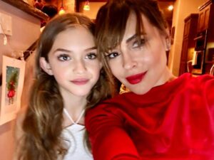 Alyssa Milano Instagram - Merry Christmas. 🎄❤️💚