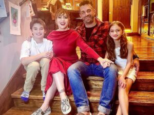 Alyssa Milano Instagram - Merry Christmas. 🎄❤️💚