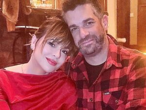 Alyssa Milano Instagram - Merry Christmas. 🎄❤️💚