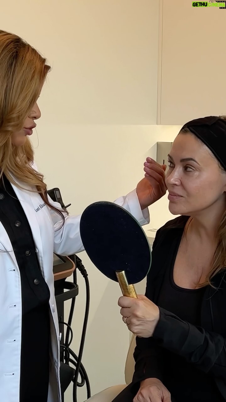 Alyssa Milano Instagram - ✨ I can’t believe my #triLift journey is coming to an end💖 Five treatments in, and my face is so toned and lifted, the difference is incredible! It’s been so fun taking you all along this ride with me. Can we take another moment for those muscle twitches 💃 I’ve truly learned so much diving deeper in the root cause of facial aging! I am such a #triLiftBeliever and you can be too 💆♀️💫@lumenis.aesthetics #ad #lumenis https://trilift.me (link in bio) to learn more! Visit https://bit.ly/Info_Lumenis for important safety and product information
