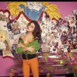 Alyssa Milano Instagram - #tbt In the @betseyjohnson boutique.🧡💚