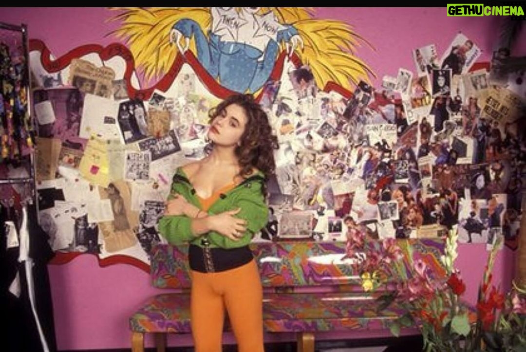 Alyssa Milano Instagram - #tbt In the @betseyjohnson boutique.๐งก๐