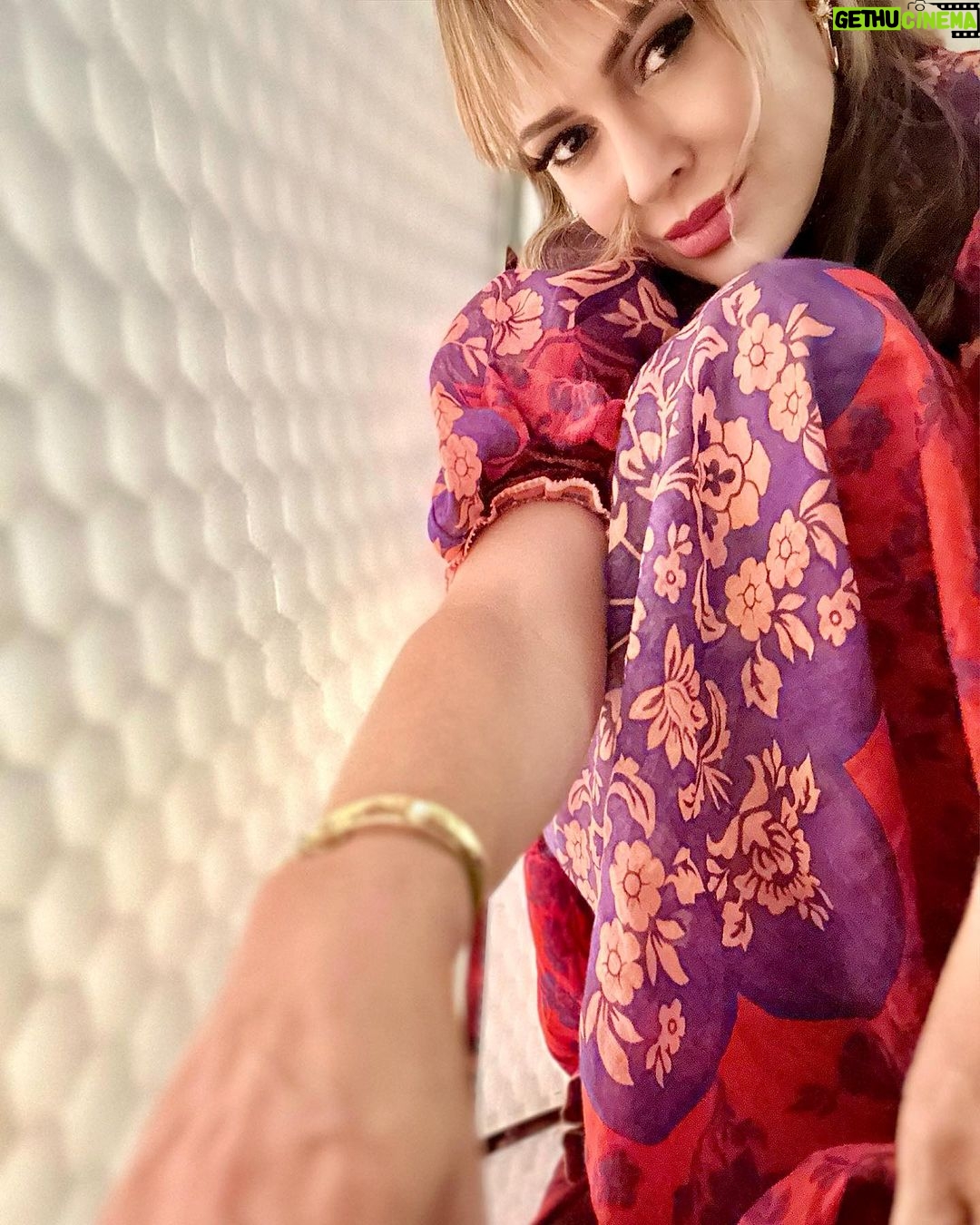 Alyssa Milano Instagram - Credits for the Alice Paul Institute Champion Award Ceremony: Dress: @zimmermann Shoes and belt: @Gucci Jewelry: @aweinspired Styling: @theclosetfiles Hair: @stylemakerkim Make up: me using @iliabeauty @ilmakiage @lancomeofficial @loveseen Face products: @correctiveskin Treatment: TriLift by @lumenis.aesthetics Location: @hotelzena Hotel Zena