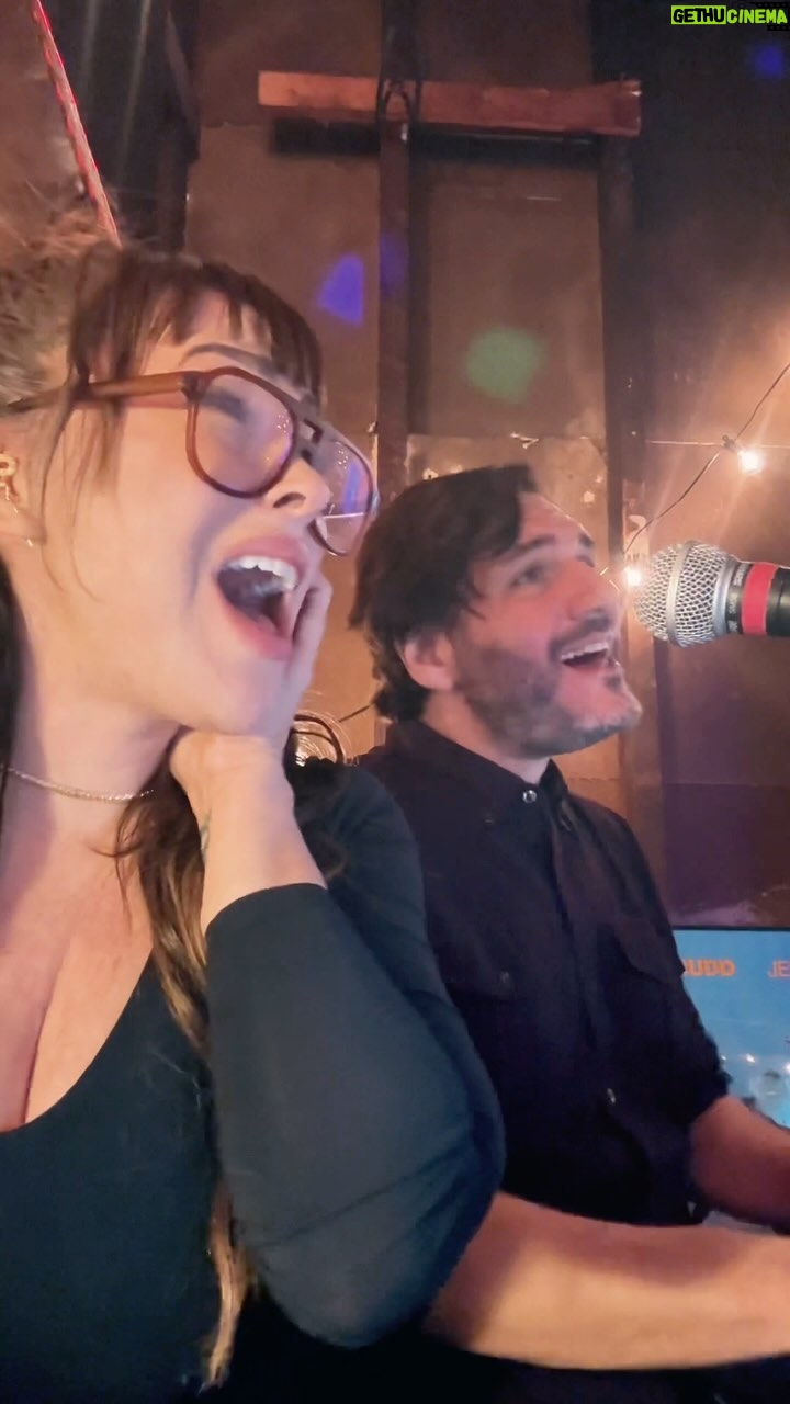 Alyssa Milano Instagram - Sang a little harmony in the rain with #kenmarino @davidwain @kestrinpantera @adam.Blau.Music @craigwedren @megganlennon @madjamband. It was a whole vibe. So freaking fun. #middleagedadjamband