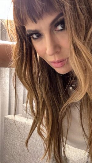 Alyssa Milano Instagram - I am basking in the love I felt from everyone today at @megaconorlando. I appreciate every smile and the tears and  love. Thank you for waiting all the hours on line (I hope you made new friends).

As we say in my family—you’ve filled my bucket. Going to try to save some of the love in my back pocket for when I need it. 

A special thanks to the organizers, staff and security. So much love to Steve Himber. And Alaa Khaled,  Mike Deandrea and Toni dominiche.

Jessica, thank you for the post-it notes and pens. Thank you to everyone who brought me gifts and notes. 😍

Thank you! Thank you! Thank you! 

You make all the crap worth it. 

Going to list everything that contributed to my “look” while I can. 

Credits:
Styling: @theclosetfiles 
Hair Cut and Extensions: @natalie.paz.lane 
Make up: Me! Using @charlottetilbury @ardellbeauty @itcosmetics @megaconorlando @tartecosmetics 
Skincare: @correctiveskin @ysebeauty @annaguanchemd 
Shoes: @puma @larroude 
Bra: @maidenform (super comfy)
Pants: @alexanderwangny 
Denim Jacket: (not pictured here but obsessed) @r13