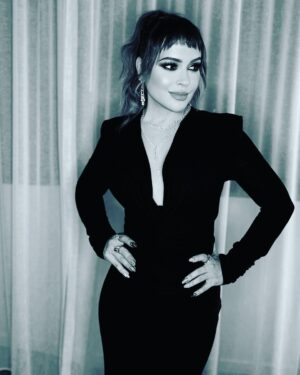 Alyssa Milano Instagram - I danced my ass off last night. Thank you to @eltonjohn @ejaf for having us. And Jay Z and Beyoncé for having me at the gold party. #oscars 

Jewelry:
@rahaminovdiamonds
 
Clutch:
@heliopolisaccessories
 
Shoes:
@cultgaia
 
Dress:
@interior.nyc
 
Styled by:
@theclosetfiles
 
Make-up
@antonmakeup using @reviveskincare @lauramercier @ardellbeauty 
 
Hair:
@jjhanousek

Skin:
@olehenriksen