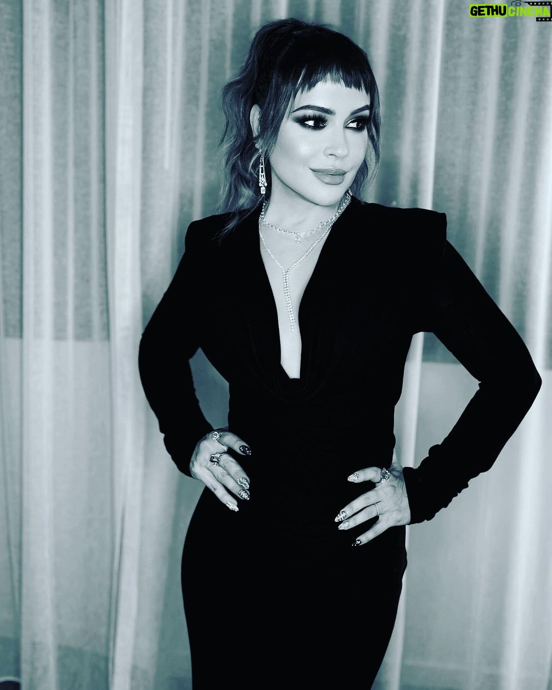 Alyssa Milano - 37.2K Likes - I danced my ass off last night. Thank you to @eltonjohn @ejaf for having us. And Jay Z and BeyoncΓ© for having me at the gold party. #oscars
Jewelry:
@rahaminovdiamonds
Β
Clutch:
@heliopolisaccessories
Β
Shoes:
@cultgaia
Β
Dress:
@interior.nyc
Β
Styled by:
@theclosetfiles
Β
Make-up
@antonmakeup using @reviveskincare @lauramercier @ardellbeauty
Β
Hair:
@jjhanousek
Skin:
@olehenriksen