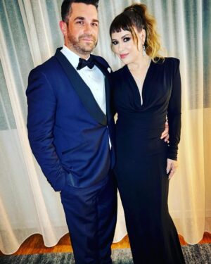 Alyssa Milano Instagram - I danced my ass off last night. Thank you to @eltonjohn @ejaf for having us. And Jay Z and Beyoncé for having me at the gold party. #oscars 

Jewelry:
@rahaminovdiamonds
 
Clutch:
@heliopolisaccessories
 
Shoes:
@cultgaia
 
Dress:
@interior.nyc
 
Styled by:
@theclosetfiles
 
Make-up
@antonmakeup using @reviveskincare @lauramercier @ardellbeauty 
 
Hair:
@jjhanousek

Skin:
@olehenriksen