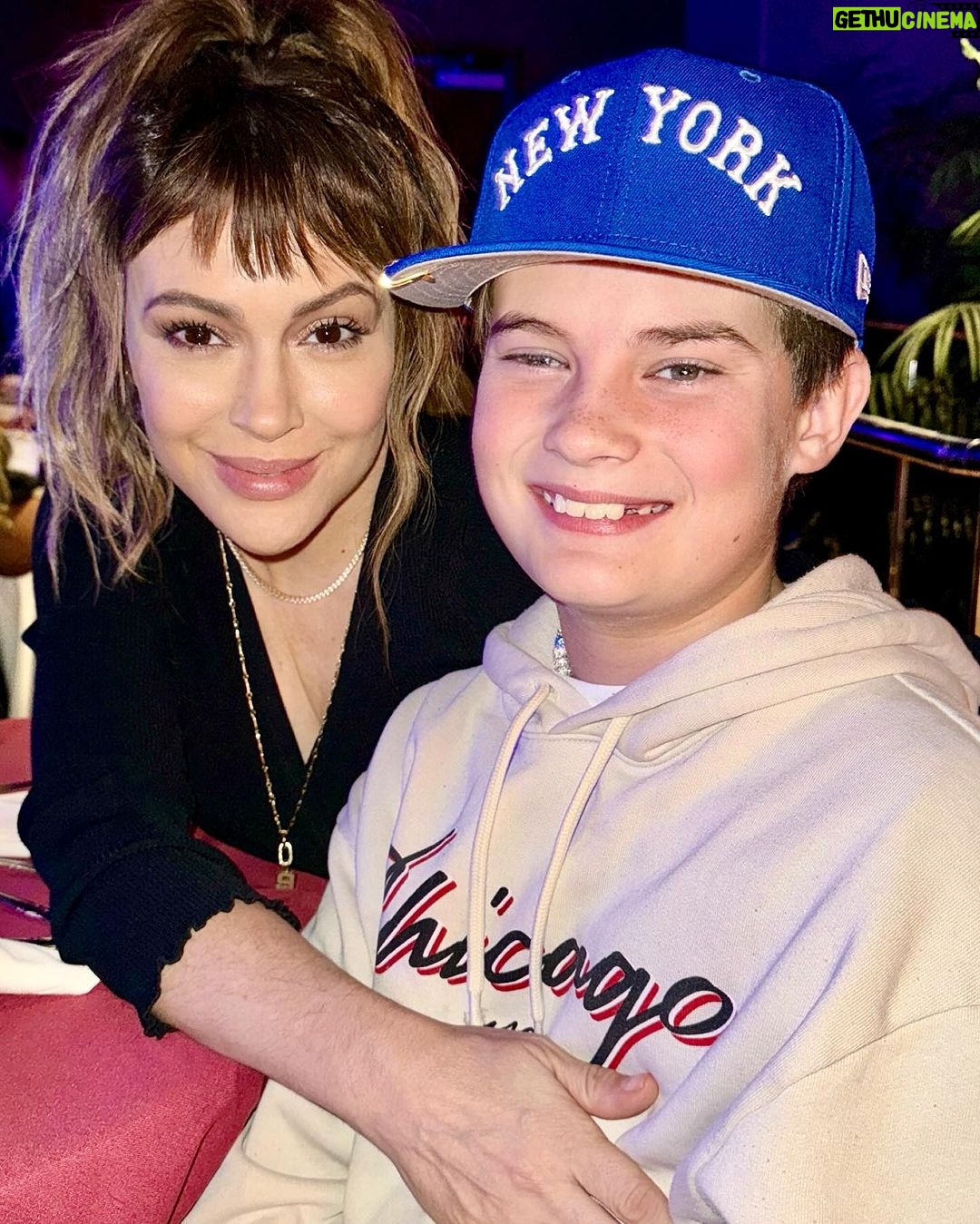 Alyssa Milano Instagram - Tonight was very special for me. I got to bring my real life son to see my tv dad’s show at @catalinajazzclub. Milo said, “he seems so jolly, mom. Text him and tell him that was the best show.” We love you, @tonydanza.