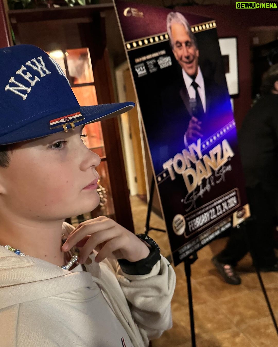 Alyssa Milano Instagram - Tonight was very special for me. I got to bring my real life son to see my tv dad’s show at @catalinajazzclub. Milo said, “he seems so jolly, mom. Text him and tell him that was the best show.” We love you, @tonydanza.
