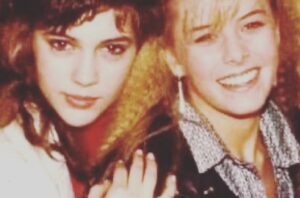 Alyssa Milano Instagram - 🚨My beautiful friend, @_nicole_eggert , is fighting breast cancer and is struggling to raise her two daughters and deal with medical expenses. 

Please consider making a donation to her #gofundme so she doesn’t have to worry about this and can just focus on fighting cancer. 

Link in bio & stories 
https://www.gofundme.com/f/nicole-eggert-needs-your-help