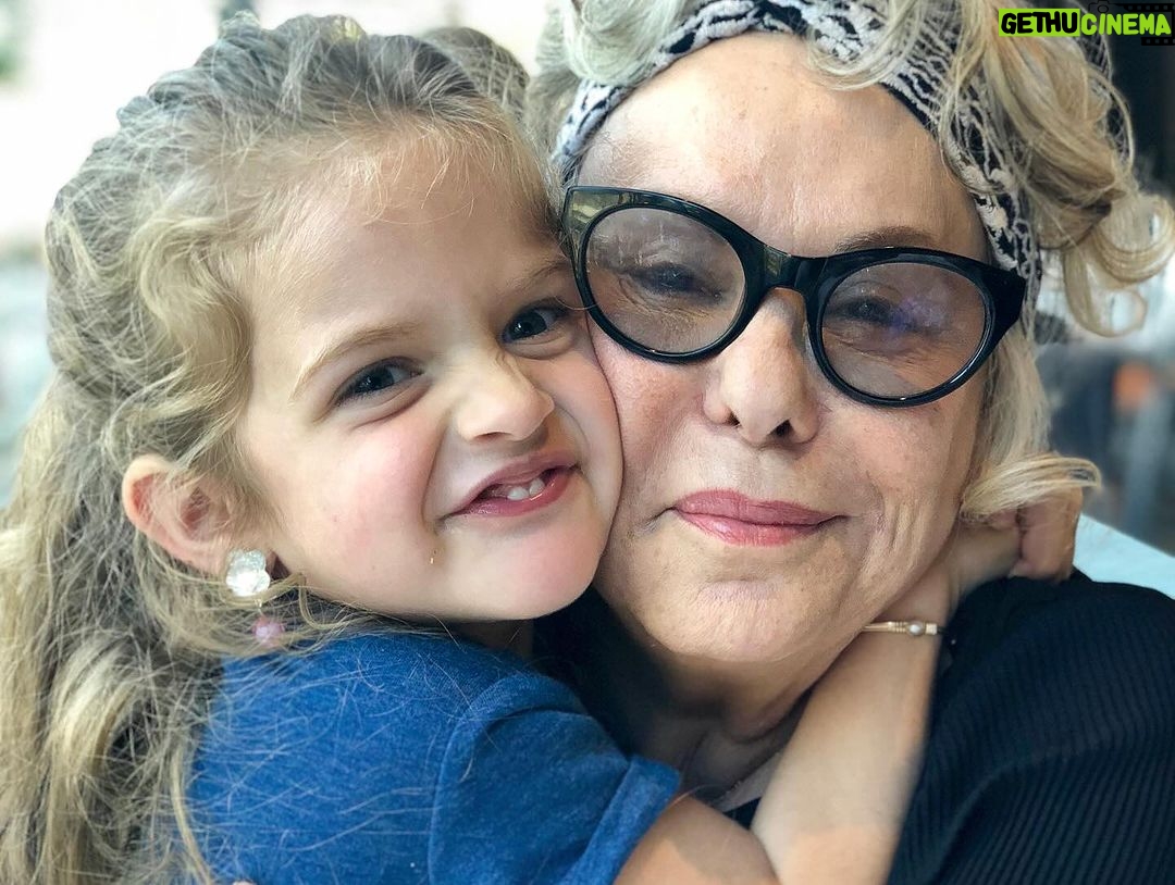 Alyssa Milano Instagram - Happy Galentine’s Day to all the women in my life who inspire me to think more critically, love more patiently, work more passionately, and live more unapologetically. You are everything.