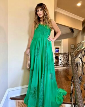 Alyssa Milano Instagram - I’m in for any awards show that has chips on the table. #criticschoice

_______________________
Dress @heirlome 

Shoes @ferragamo 

Necklace + bracelet + earrings @rahaminovdiamonds @yayapublicity 

Special thanks to @driesvannoten for the clutch 

Makeup @antonmakeup using @reviveskincare @shiseido @ardellbeauty 

Hair @jjhanousek 

Styled by @theclosetfiles