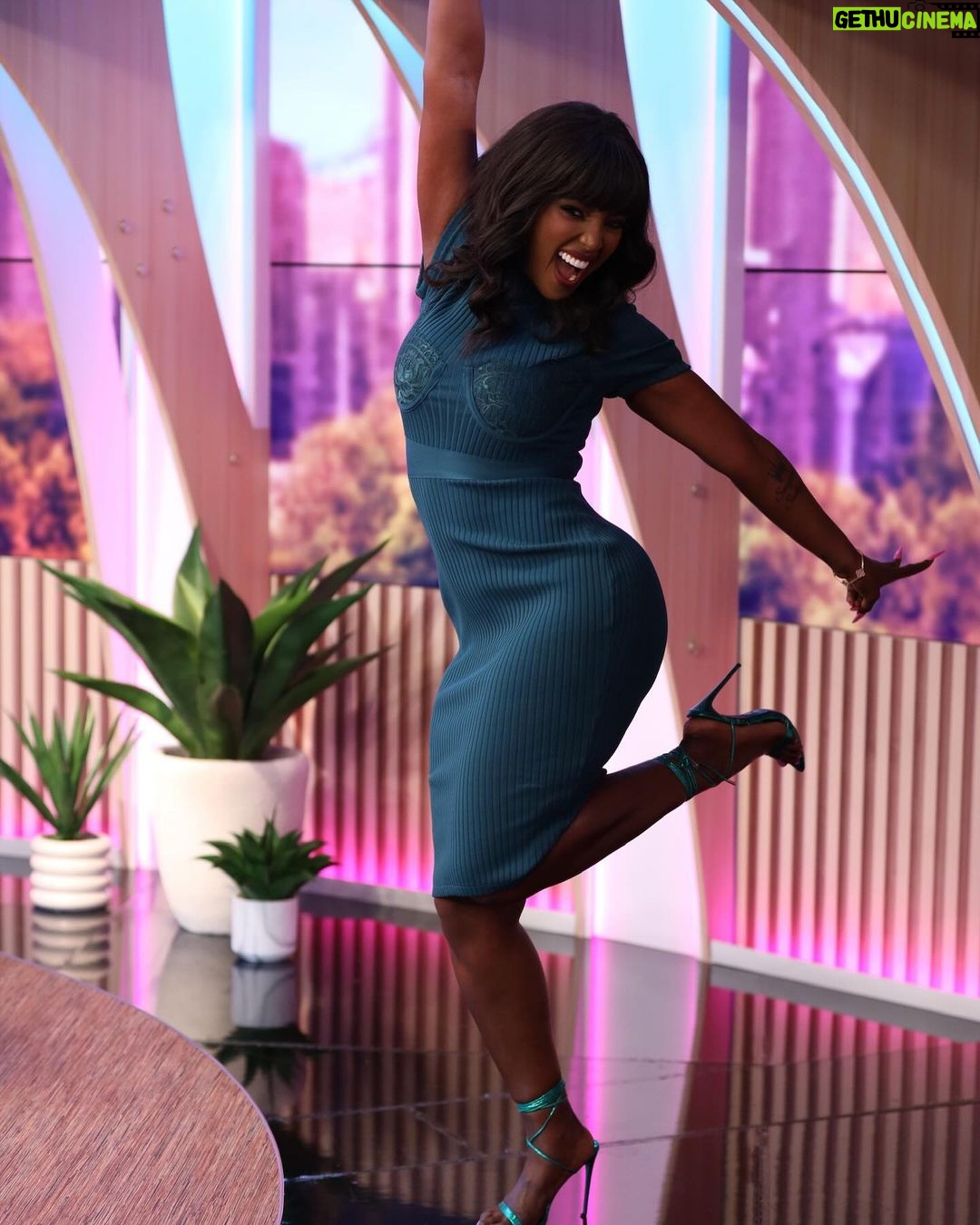 Amara 'La Negra' Instagram - Queeeee! 😂 Ayúdame Dios mÃo a Controlar mi Lengua 👅 @desiguales.tv Todos los DÃas por @univision Pero Mañana Salumos a la 1pm Look: @dress2envii @sheshescloset @palomaduluc @dramaticgroup @jessicarich @gailhudson Photography: @juanito_visual_