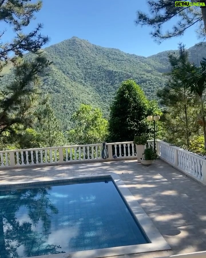 Amara 'La Negra' Instagram - @lasroyaltwinsempire Este es Otro de las Villas Que les Recomiendo Imagínate despertar en Este Paraíso en Bonao, RD 🇩🇴 #LaCumbre Disponible Para Rentar #Airbnb También Si Quieres disfrutar del Campo y las montañas ⛰️ te Invito q conocer @lasroyaltwinsempire 📍La Cumbre @lasroyaltwinsempire 4 habitaciones Jacuzzi Piscina Vista a las montañas Terraza Áreas verdes parqueo Y Un súper precio de apertura OJO: fuera de lo que es la renta de alquiler, estamos vendiendo la propiedad, interesados⬇️😉 Más info ⬇️ 👩🏻💼Wanda Medina Travels Confortables RD 📲849-212-3075 @lasroyaltwinsempire @amaralanegraaln @lasroyaltwins @sarinefeliz @travelsconfortablesrd