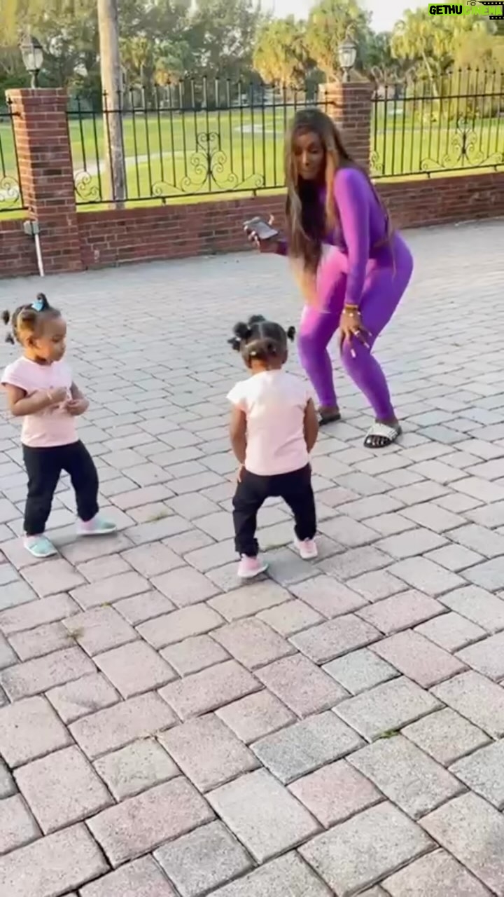 Amara 'La Negra' Instagram - Ya estamos Practicando! #Beyonce Y #Jlo Cuidado 🤣 Las Royal Twins ya se están Preparando lol @lasroyaltwins Watch out y’all! @lasroyaltwins Already started Practicing There Dance Moves 😂