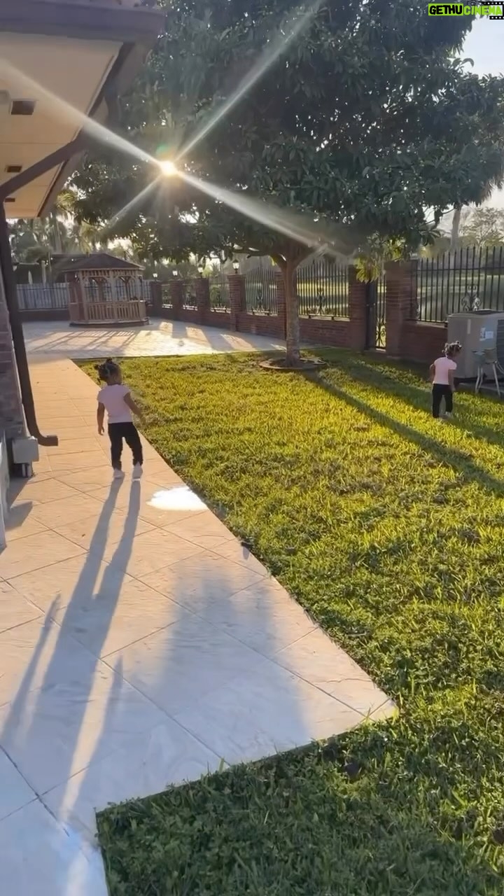 Amara 'La Negra' Instagram - The Best Part of My Day! @lasroyaltwins El Mejor Momento de Mi Día. @lasroyaltwins