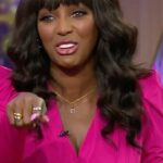 Amara 'La Negra' Instagram - @amaralanegraaln se emociona y comienza a llorar ante el testimonio de padres amorosos y cariñosos hacia sus hijos. 🥺 Visiblemente emocionada felicita a los hombres que acompañan incondicionalmente a sus familias en las dificultades y no abandonan la senda del afecto. ❤️ ¿Cuál crees tú que sea la causa del llanto de @amaralanegraaln? 😢 ¿La historia de sus hijas?