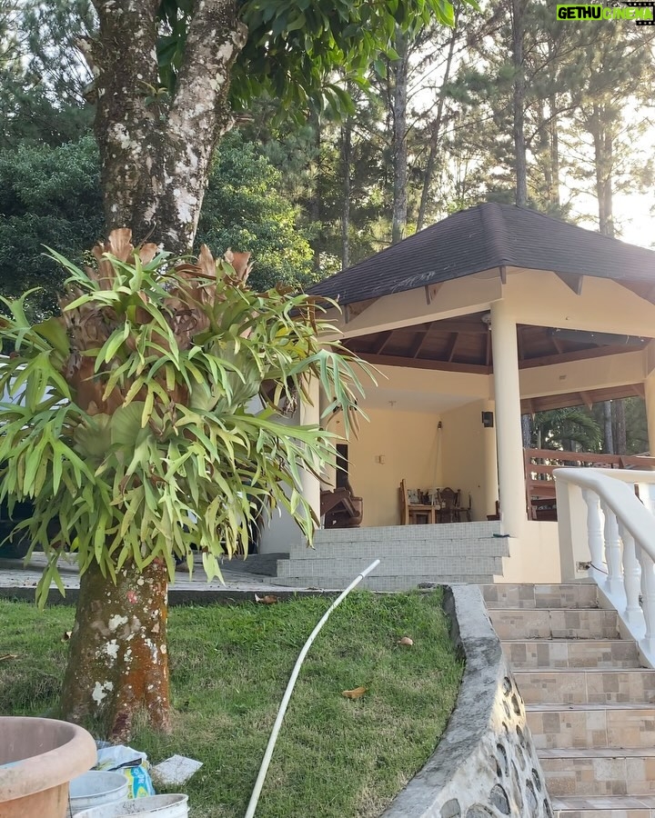 Amara 'La Negra' Instagram - @lasroyaltwinsempire Este es Otro de las Villas Que les Recomiendo Imagínate despertar en Este Paraíso en Bonao, RD 🇩🇴 #LaCumbre Disponible Para Rentar #Airbnb También Si Quieres disfrutar del Campo y las montañas ⛰️ te Invito q conocer @lasroyaltwinsempire 📍La Cumbre @lasroyaltwinsempire 4 habitaciones Jacuzzi Piscina Vista a las montañas Terraza Áreas verdes parqueo Y Un súper precio de apertura OJO: fuera de lo que es la renta de alquiler, estamos vendiendo la propiedad, interesados⬇️😉 Más info ⬇️ 👩🏻💼Wanda Medina Travels Confortables RD 📲849-212-3075 @lasroyaltwinsempire @amaralanegraaln @lasroyaltwins @sarinefeliz @travelsconfortablesrd