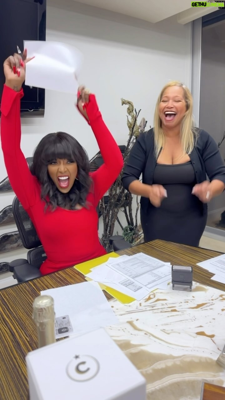 Amara 'La Negra' Instagram - I did it! I Made it! Lo Hice! Lo Logre!