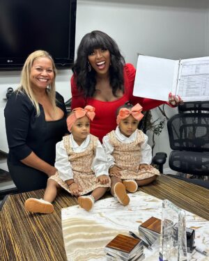 Amara 'La Negra' Instagram - I was Keeping it a Secret but I Bought Another House! 🎉🏡 Securing My Babies Future! @lasroyaltwins Thank you @nancigilbert For Helping Me Find The Perfect Home for my Family. #BossMoves Adding Properties to my Portfolio @lasroyaltwinsempire 

¡Lo mantuve en secreto pero compré otra casa! 🎉🏡 ¡Asegurando el futuro de mis bebés! @lasroyaltwins Gracias @nancigilbert por ayudarme a encontrar el hogar perfecto para mi familia. #BossMoves Agregando propiedades a mi cartera @lasroyaltwinsempire