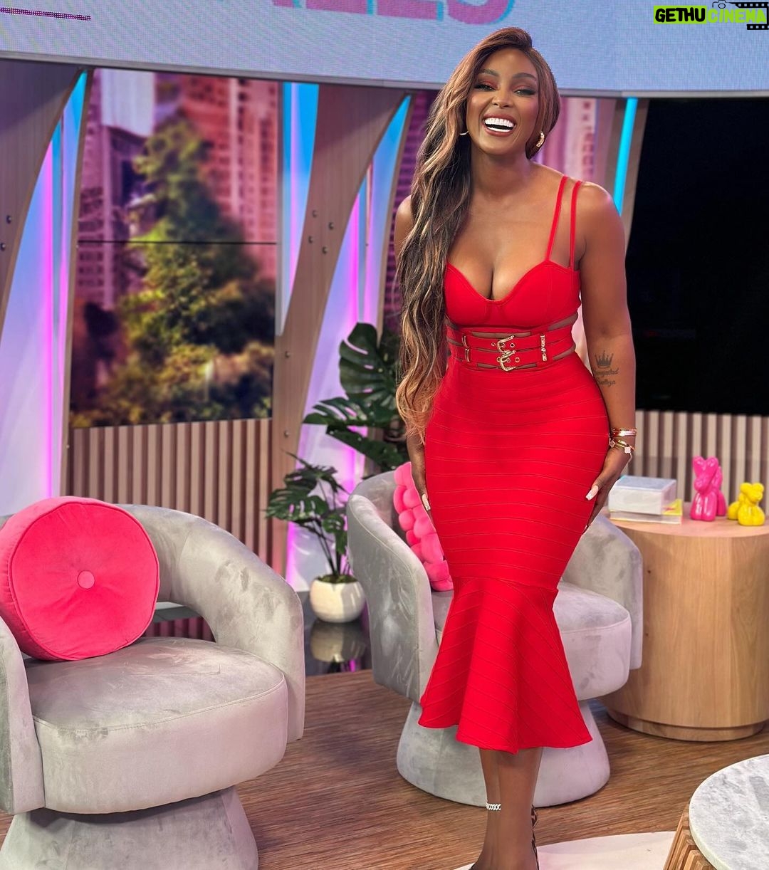 Amara 'La Negra' Instagram - Puesta Pa Lo Mío #ENFOCA y Tu? Estas Puesta Pa lo tuyo? @desiguales.tv Stylist: @palomaduluc @keka_etiquetas