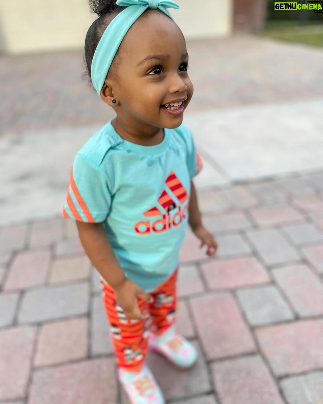 Amara 'La Negra' Instagram - Siempre Cute! @lasroyaltwins #Suma y #Teza