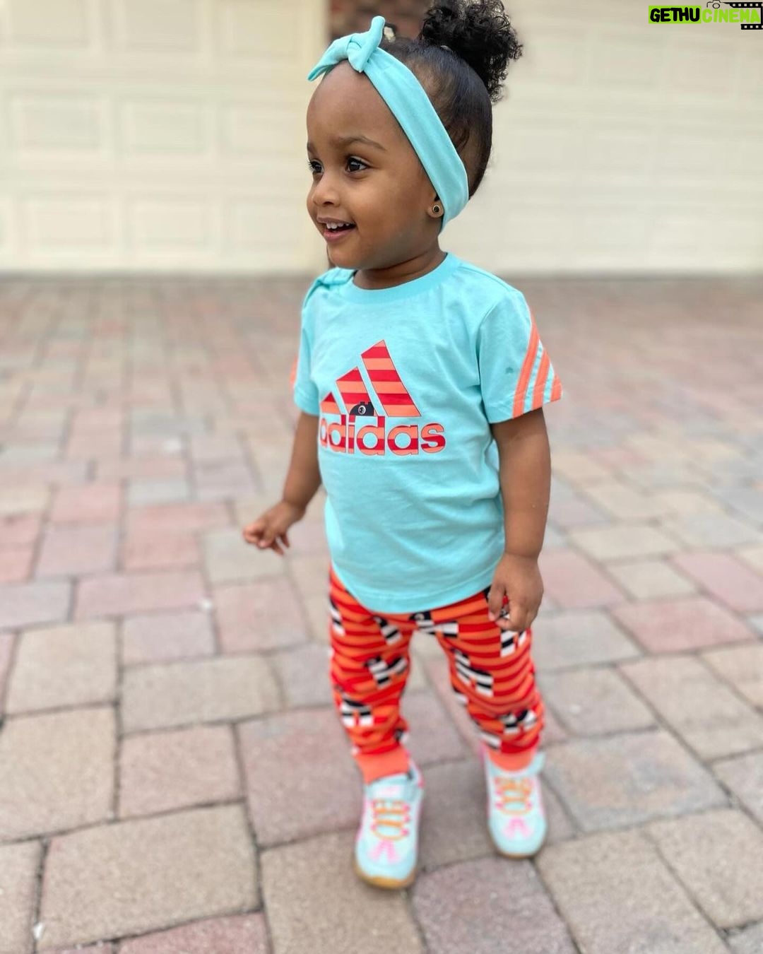 Amara 'La Negra' Instagram - Siempre Cute! @lasroyaltwins #Suma y #Teza