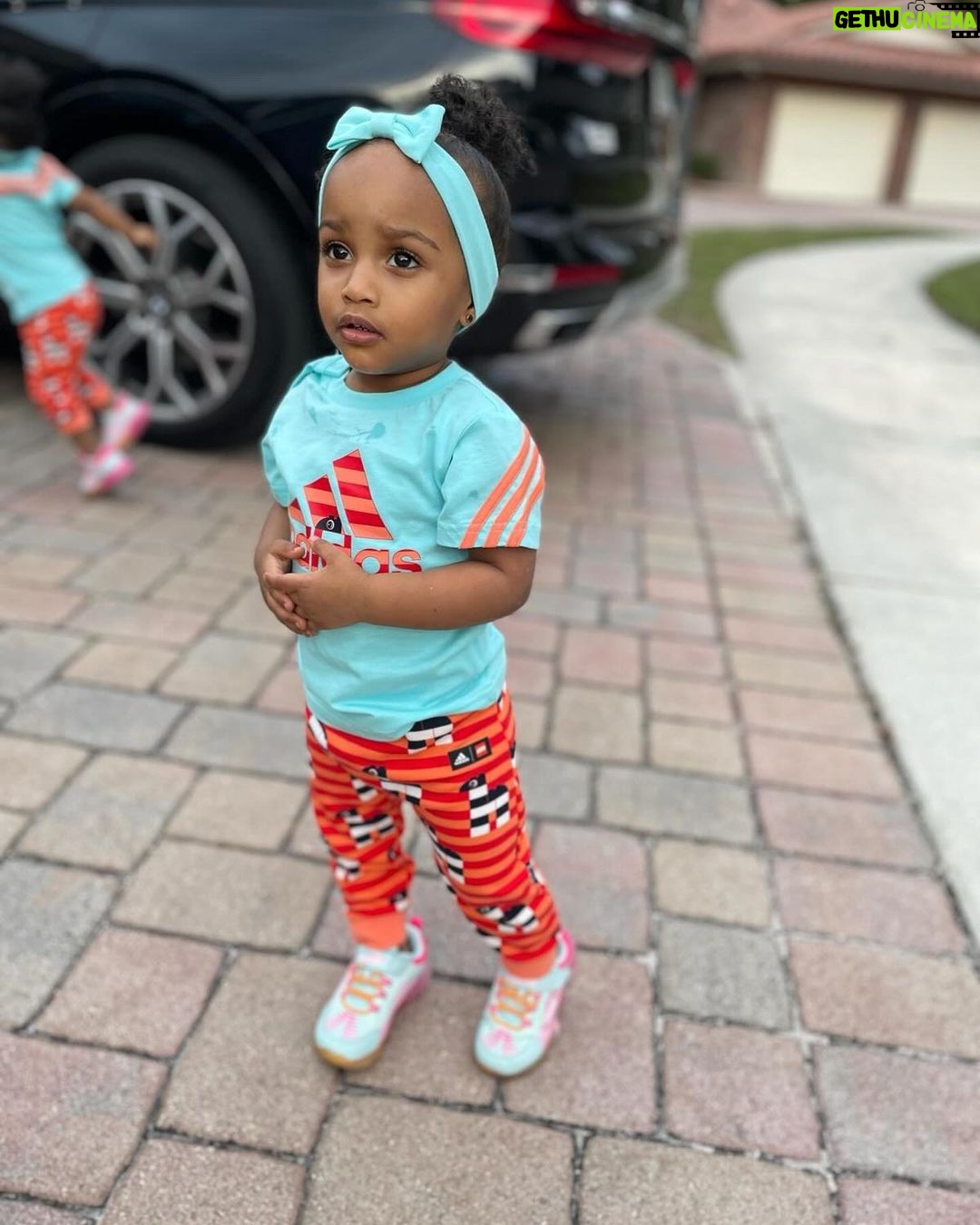 Amara 'La Negra' Instagram - Siempre Cute! @lasroyaltwins #Suma y #Teza