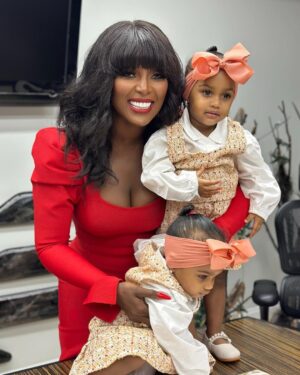Amara 'La Negra' Instagram - I was Keeping it a Secret but I Bought Another House! 🎉🏡 Securing My Babies Future! @lasroyaltwins Thank you @nancigilbert For Helping Me Find The Perfect Home for my Family. #BossMoves Adding Properties to my Portfolio @lasroyaltwinsempire 

¡Lo mantuve en secreto pero compré otra casa! 🎉🏡 ¡Asegurando el futuro de mis bebés! @lasroyaltwins Gracias @nancigilbert por ayudarme a encontrar el hogar perfecto para mi familia. #BossMoves Agregando propiedades a mi cartera @lasroyaltwinsempire