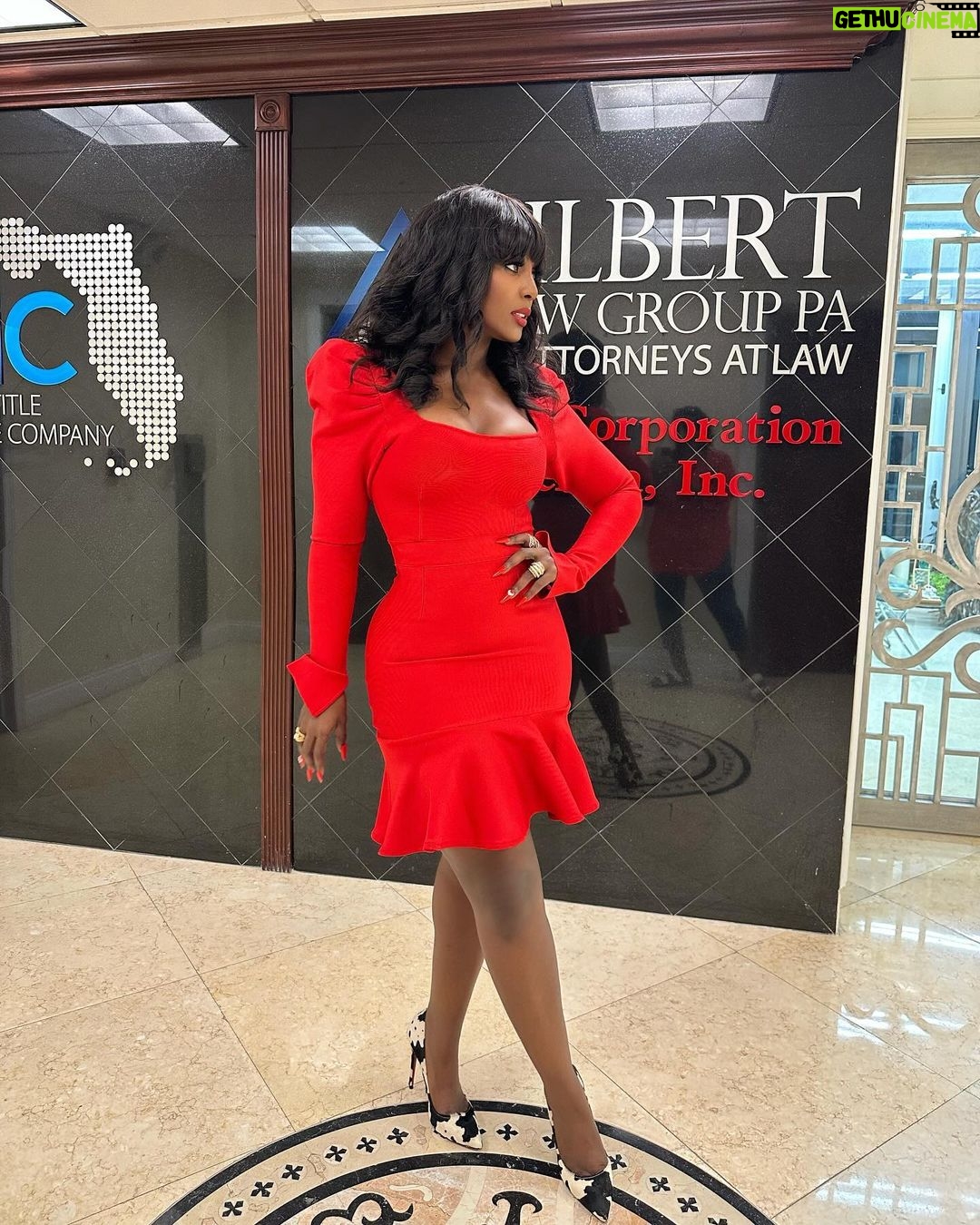 Amara 'La Negra' Instagram - Iv Been Doing Moves on The Low For awhile now. Im Focused and Determined to Break the Generational Curse of poverty in My Family. Securing My Girls @lasroyaltwins Future. Even When I Feel Lost God Knows Exactly Where I’m going. I always Debate on Sharing My Wins but Then I Realize How Many people that do love me and Support want to see me WIN! How many people thru my life Experiences I Can motivate and Inspire Thru my Posts. Work Hard! Hustle! Grind! Stay Focused! Work Extra Hours! Be Patient and Determined! Educated yourself even when you don’t think you need it. Stay ambitious and Hungry to Grow and be Great! Never Limit yourself to opportunities God Sends your way. Don’t Be Scared of New Challenges! Push yourself! The harder the Better. Never let other peoples opinions about you or your Vision stop you from doing what you have to do. Others peoples opinions about you don’t determine who you are. Remember that! He estado haciendo movimientos bajo perfil desde hace un tiempo. Enfocada en Asegurar el futuro de mis hijas @lasroyaltwins. Incluso cuando me siento perdida Dios sabe exactamente adónde voy. Siempre debato sobre compartir mis victorias, pero luego me acuerdo de cuántas personas que me aman y me apoyan quieren verme GANAR. ¿Cuántas personas a través de mis experiencias puedo motivar e inspirar a través de mis publicaciones. ¡Trabaja duro! ¡Manténgase enfocado! ¡Trabaja horas extras! ¡Se paciente y decidido! Edúcate! Estudia! Prepárate incluso cuando cres que no lo necesita. ¡Manténte ambiciosa y con ganas de crecer y ser grandiosa! Nunca te limites a las oportunidades que Dios envía a tu vida. ¡No tengas miedo de los nuevos desafíos! ¡Dale Duro! Esfuérzate! Cuanto más duro, mejor. Nunca permitas que las opiniones de otras personas sobre ti o tu Visión te impidan hacer lo que tienes que hacer. Las opiniones de los demás sobre ti no determinan quién eres. ¡Recuerda eso!