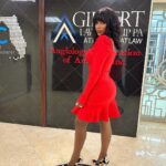 Amara ‘La Negra’ Instagram – Iv Been Doing Moves on The Low For awhile now. Im Focused and Determined to Break the Generational Curse of poverty in My Family. Securing My Girls @lasroyaltwins Future. Even When I Feel Lost God Knows Exactly Where I’m going. I always Debate on Sharing My Wins but Then I Realize How Many people that do love me and Support want to see me WIN! How many people thru my life Experiences I Can motivate and Inspire Thru my Posts. Work Hard! Hustle! Grind! Stay Focused! Work Extra Hours! Be Patient and Determined! Educated yourself even when you don’t think you need it. Stay ambitious and Hungry to Grow and be Great! Never Limit yourself to opportunities God Sends your way. Don’t Be Scared of New Challenges! Push yourself! The harder the Better. Never let other peoples opinions about you or your Vision stop you from doing what you have to do. Others peoples opinions about you don’t determine who you are. Remember that!
He estado haciendo movimientos bajo perfil desde hace un tiempo. Enfocada en Asegurar el futuro de mis hijas @lasroyaltwins. Incluso cuando me siento perdida Dios sabe exactamente adónde voy. Siempre debato sobre compartir mis victorias, pero luego me acuerdo de cuántas personas que me aman y me apoyan quieren verme GANAR. ¿Cuántas personas a través de mis experiencias puedo motivar e inspirar a través de mis publicaciones. ¡Trabaja duro! ¡Manténgase enfocado! ¡Trabaja horas extras! ¡Se paciente y decidido! Edúcate! Estudia! Prepárate incluso cuando cres que no lo necesita. ¡Manténte ambiciosa y con ganas de crecer y ser grandiosa! Nunca te limites a las oportunidades que Dios envía a tu vida. ¡No tengas miedo de los nuevos desafíos! ¡Dale Duro! Esfuérzate! Cuanto más duro, mejor. Nunca permitas que las opiniones de otras personas sobre ti o tu Visión te impidan hacer lo que tienes que hacer. Las opiniones de los demás sobre ti no determinan quién eres. ¡Recuerda eso!