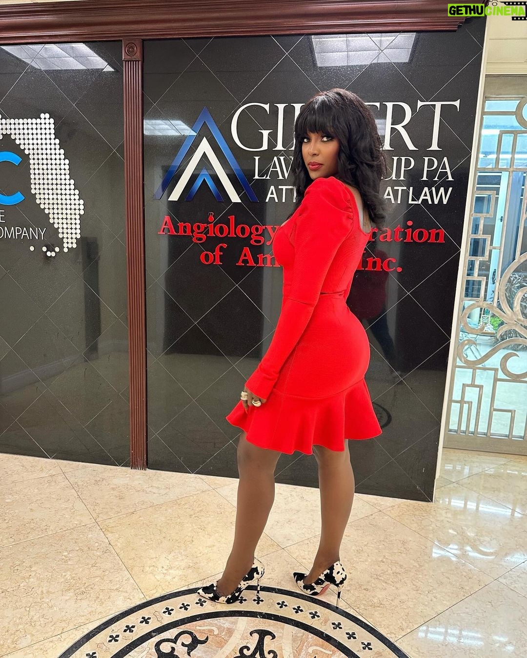 Amara 'La Negra' Instagram - Iv Been Doing Moves on The Low For awhile now. Im Focused and Determined to Break the Generational Curse of poverty in My Family. Securing My Girls @lasroyaltwins Future. Even When I Feel Lost God Knows Exactly Where I’m going. I always Debate on Sharing My Wins but Then I Realize How Many people that do love me and Support want to see me WIN! How many people thru my life Experiences I Can motivate and Inspire Thru my Posts. Work Hard! Hustle! Grind! Stay Focused! Work Extra Hours! Be Patient and Determined! Educated yourself even when you don’t think you need it. Stay ambitious and Hungry to Grow and be Great! Never Limit yourself to opportunities God Sends your way. Don’t Be Scared of New Challenges! Push yourself! The harder the Better. Never let other peoples opinions about you or your Vision stop you from doing what you have to do. Others peoples opinions about you don’t determine who you are. Remember that! He estado haciendo movimientos bajo perfil desde hace un tiempo. Enfocada en Asegurar el futuro de mis hijas @lasroyaltwins. Incluso cuando me siento perdida Dios sabe exactamente adónde voy. Siempre debato sobre compartir mis victorias, pero luego me acuerdo de cuántas personas que me aman y me apoyan quieren verme GANAR. ¿Cuántas personas a través de mis experiencias puedo motivar e inspirar a través de mis publicaciones. ¡Trabaja duro! ¡Manténgase enfocado! ¡Trabaja horas extras! ¡Se paciente y decidido! Edúcate! Estudia! Prepárate incluso cuando cres que no lo necesita. ¡Manténte ambiciosa y con ganas de crecer y ser grandiosa! Nunca te limites a las oportunidades que Dios envía a tu vida. ¡No tengas miedo de los nuevos desafíos! ¡Dale Duro! Esfuérzate! Cuanto más duro, mejor. Nunca permitas que las opiniones de otras personas sobre ti o tu Visión te impidan hacer lo que tienes que hacer. Las opiniones de los demás sobre ti no determinan quién eres. ¡Recuerda eso!
