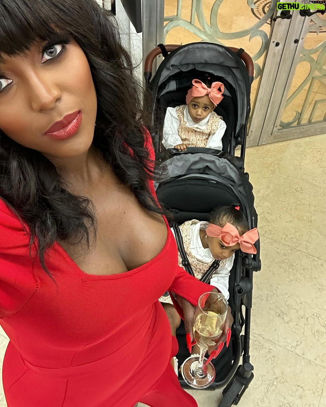 Amara 'La Negra' Instagram - Iv Been Doing Moves on The Low For awhile now. Im Focused and Determined to Break the Generational Curse of poverty in My Family. Securing My Girls @lasroyaltwins Future. Even When I Feel Lost God Knows Exactly Where I’m going. I always Debate on Sharing My Wins but Then I Realize How Many people that do love me and Support want to see me WIN! How many people thru my life Experiences I Can motivate and Inspire Thru my Posts. Work Hard! Hustle! Grind! Stay Focused! Work Extra Hours! Be Patient and Determined! Educated yourself even when you don’t think you need it. Stay ambitious and Hungry to Grow and be Great! Never Limit yourself to opportunities God Sends your way. Don’t Be Scared of New Challenges! Push yourself! The harder the Better. Never let other peoples opinions about you or your Vision stop you from doing what you have to do. Others peoples opinions about you don’t determine who you are. Remember that! He estado haciendo movimientos bajo perfil desde hace un tiempo. Enfocada en Asegurar el futuro de mis hijas @lasroyaltwins. Incluso cuando me siento perdida Dios sabe exactamente adónde voy. Siempre debato sobre compartir mis victorias, pero luego me acuerdo de cuántas personas que me aman y me apoyan quieren verme GANAR. ¿Cuántas personas a través de mis experiencias puedo motivar e inspirar a través de mis publicaciones. ¡Trabaja duro! ¡Manténgase enfocado! ¡Trabaja horas extras! ¡Se paciente y decidido! Edúcate! Estudia! Prepárate incluso cuando cres que no lo necesita. ¡Manténte ambiciosa y con ganas de crecer y ser grandiosa! Nunca te limites a las oportunidades que Dios envía a tu vida. ¡No tengas miedo de los nuevos desafíos! ¡Dale Duro! Esfuérzate! Cuanto más duro, mejor. Nunca permitas que las opiniones de otras personas sobre ti o tu Visión te impidan hacer lo que tienes que hacer. Las opiniones de los demás sobre ti no determinan quién eres. ¡Recuerda eso!