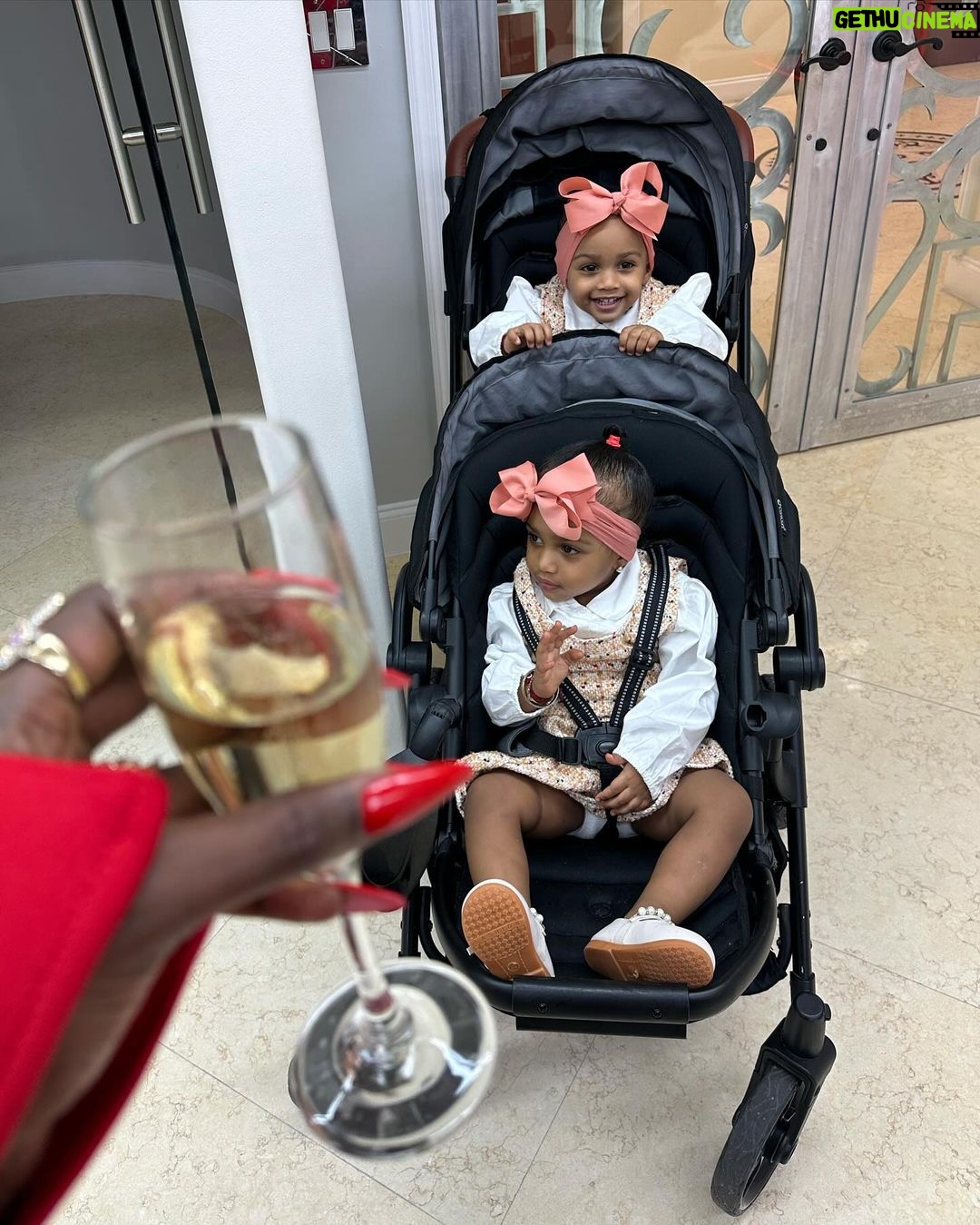 Amara 'La Negra' Instagram - Iv Been Doing Moves on The Low For awhile now. Im Focused and Determined to Break the Generational Curse of poverty in My Family. Securing My Girls @lasroyaltwins Future. Even When I Feel Lost God Knows Exactly Where I’m going. I always Debate on Sharing My Wins but Then I Realize How Many people that do love me and Support want to see me WIN! How many people thru my life Experiences I Can motivate and Inspire Thru my Posts. Work Hard! Hustle! Grind! Stay Focused! Work Extra Hours! Be Patient and Determined! Educated yourself even when you don’t think you need it. Stay ambitious and Hungry to Grow and be Great! Never Limit yourself to opportunities God Sends your way. Don’t Be Scared of New Challenges! Push yourself! The harder the Better. Never let other peoples opinions about you or your Vision stop you from doing what you have to do. Others peoples opinions about you don’t determine who you are. Remember that! He estado haciendo movimientos bajo perfil desde hace un tiempo. Enfocada en Asegurar el futuro de mis hijas @lasroyaltwins. Incluso cuando me siento perdida Dios sabe exactamente adónde voy. Siempre debato sobre compartir mis victorias, pero luego me acuerdo de cuántas personas que me aman y me apoyan quieren verme GANAR. ¿Cuántas personas a través de mis experiencias puedo motivar e inspirar a través de mis publicaciones. ¡Trabaja duro! ¡Manténgase enfocado! ¡Trabaja horas extras! ¡Se paciente y decidido! Edúcate! Estudia! Prepárate incluso cuando cres que no lo necesita. ¡Manténte ambiciosa y con ganas de crecer y ser grandiosa! Nunca te limites a las oportunidades que Dios envía a tu vida. ¡No tengas miedo de los nuevos desafíos! ¡Dale Duro! Esfuérzate! Cuanto más duro, mejor. Nunca permitas que las opiniones de otras personas sobre ti o tu Visión te impidan hacer lo que tienes que hacer. Las opiniones de los demás sobre ti no determinan quién eres. ¡Recuerda eso!