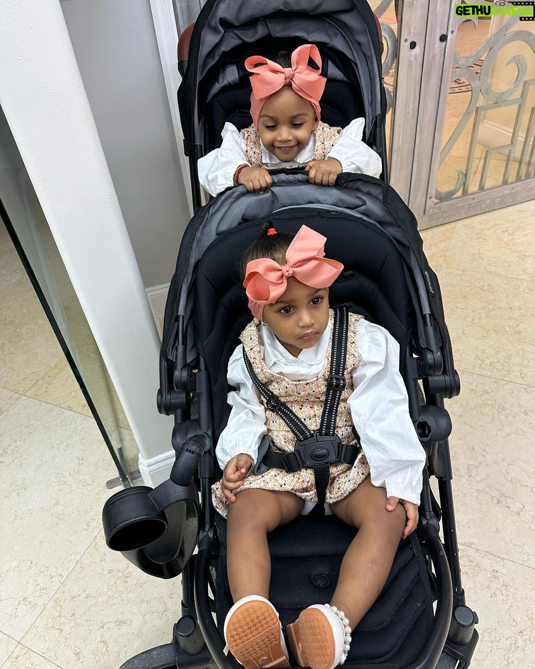 Amara 'La Negra' Instagram - Iv Been Doing Moves on The Low For awhile now. Im Focused and Determined to Break the Generational Curse of poverty in My Family. Securing My Girls @lasroyaltwins Future. Even When I Feel Lost God Knows Exactly Where I’m going. I always Debate on Sharing My Wins but Then I Realize How Many people that do love me and Support want to see me WIN! How many people thru my life Experiences I Can motivate and Inspire Thru my Posts. Work Hard! Hustle! Grind! Stay Focused! Work Extra Hours! Be Patient and Determined! Educated yourself even when you don’t think you need it. Stay ambitious and Hungry to Grow and be Great! Never Limit yourself to opportunities God Sends your way. Don’t Be Scared of New Challenges! Push yourself! The harder the Better. Never let other peoples opinions about you or your Vision stop you from doing what you have to do. Others peoples opinions about you don’t determine who you are. Remember that! He estado haciendo movimientos bajo perfil desde hace un tiempo. Enfocada en Asegurar el futuro de mis hijas @lasroyaltwins. Incluso cuando me siento perdida Dios sabe exactamente adónde voy. Siempre debato sobre compartir mis victorias, pero luego me acuerdo de cuántas personas que me aman y me apoyan quieren verme GANAR. ¿Cuántas personas a través de mis experiencias puedo motivar e inspirar a través de mis publicaciones. ¡Trabaja duro! ¡Manténgase enfocado! ¡Trabaja horas extras! ¡Se paciente y decidido! Edúcate! Estudia! Prepárate incluso cuando cres que no lo necesita. ¡Manténte ambiciosa y con ganas de crecer y ser grandiosa! Nunca te limites a las oportunidades que Dios envía a tu vida. ¡No tengas miedo de los nuevos desafíos! ¡Dale Duro! Esfuérzate! Cuanto más duro, mejor. Nunca permitas que las opiniones de otras personas sobre ti o tu Visión te impidan hacer lo que tienes que hacer. Las opiniones de los demás sobre ti no determinan quién eres. ¡Recuerda eso!