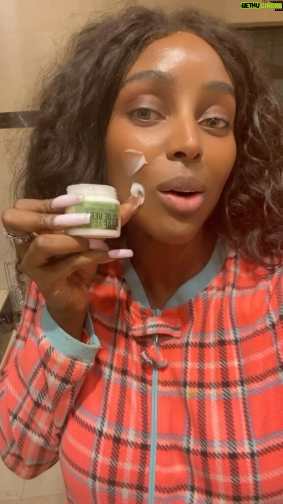 Amara 'La Negra' Instagram - Detox glow-up! ✨ I love this Aloe Spot Cream from @UrbanHydration. It comes with Rosehip, hemp & olive oils to fight acne, fade spots & smooth skin. I found mine at @walmart! #ByeBlemishes #NaturalGlow ¡Desintoxica y brilla! ✨ Adoro este Aloe Spot Cream de @UrbanHydration. Viene con aceiter de rosehip, hemp y oliva: adiós acné, manchas y piel apagada. Lo encontre en @walmart! #urbanhydration #aloe #spotcream #byeblemishes #brightskin #detox