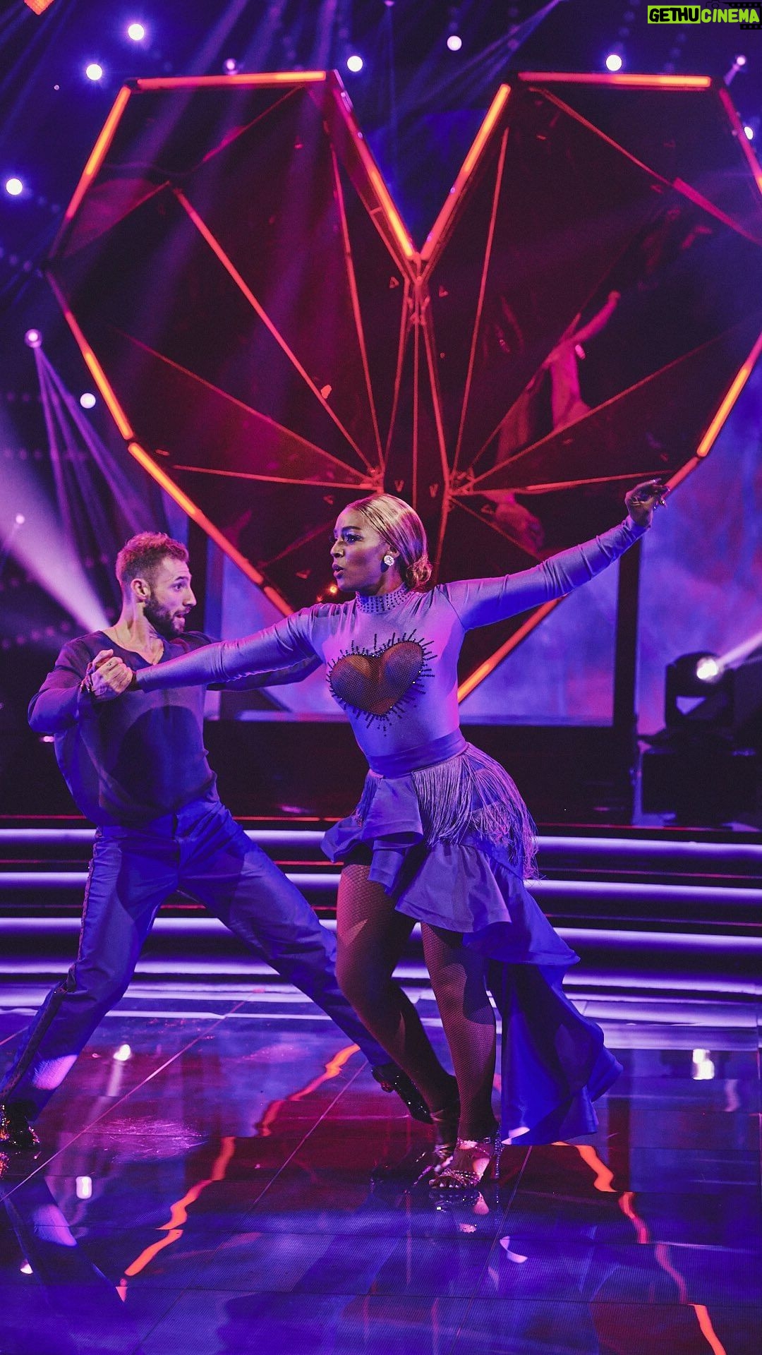 Amara 'La Negra' Instagram - @amaralanegraaln cur贸 nuestro coraz贸n partido 馃┓馃槏 #MiraQui茅nBailaMX, solo por #LasEstrellas