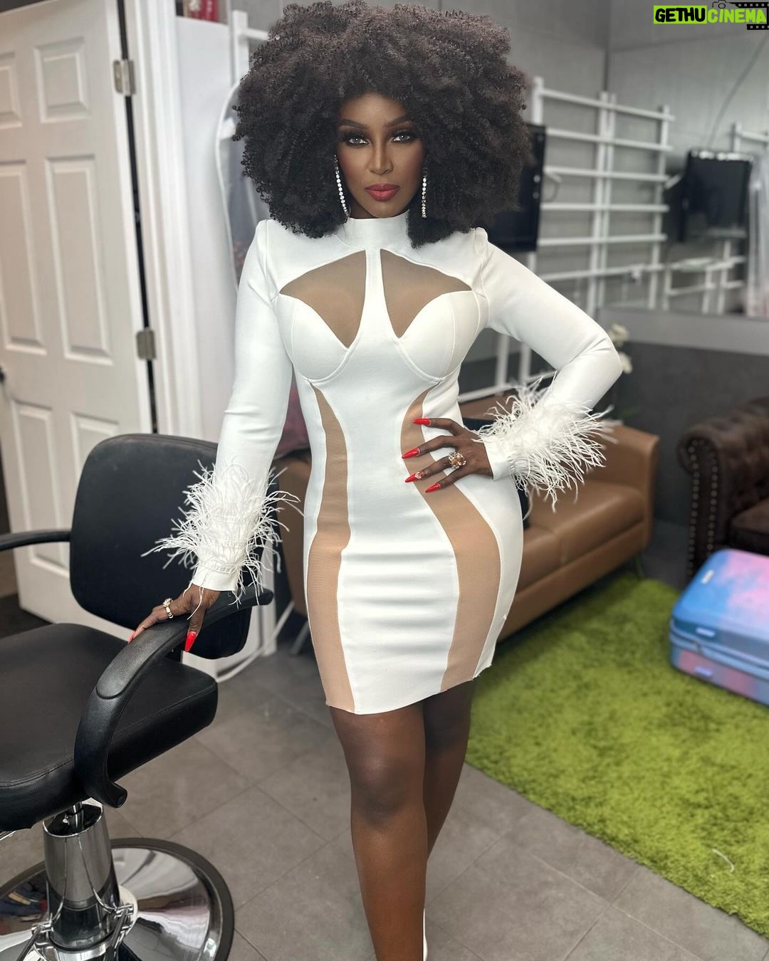 Amara 'La Negra' Instagram - Mi Mamá @mamianalamama1 Siempre Me Decía “Tranquila Mija que el que ríe de último ríe mejor! Dios tiene el control y el tiempo de Dios es perfecto tu tranquila enfocada disciplinada que cuando menos te lo esperes Dios te va a sorprender y te va a dar lo que tanto has anhelado por lo que tanto has trabajado desde chiquita!” No le pongo límites a Mis sueños y a mis metas! Trabajo sin descansar porque tengo fe’ en mi y lo que se que algún día voy a lograr! Dress: @allthingscherish @desiguales.tv @uninoticias