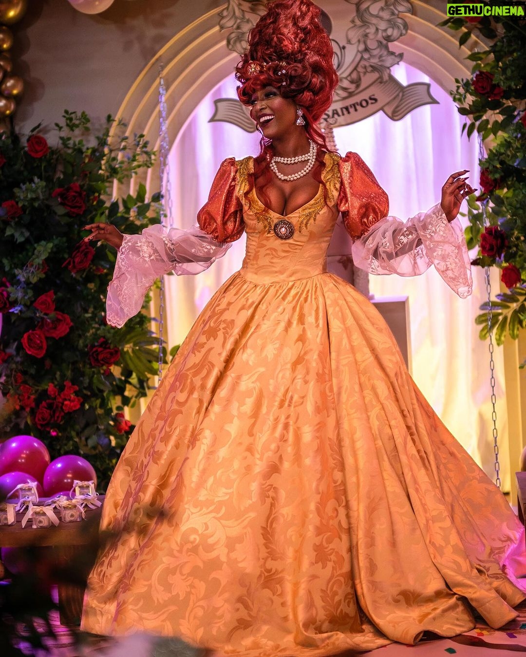 Amara 'La Negra' Instagram - Xica da Amara - 👸🏾 La telenovela brasileña de Xica Da Silva, protagonizada por Taís Araújo y Víctor Wagner, fue un fenómeno mundial que marcó una época hace casi 30 años. Este fin de semana, la actriz sorprendió a sus seguidores al recrear el look victoriano de su personaje. La estrella de 45 años publicó varios videos y fotos en sus redes sociales mostrando el momento en el que un equipo de estilistas le ponían la icónica peluca de color rubio platinado adornada con broche de perlas y accesorios a juego.
