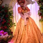 Amara 'La Negra' Instagram - Xica da Amara - 👸🏾 La telenovela brasileña de Xica Da Silva, protagonizada por Taís Araújo y Víctor Wagner, fue un fenómeno mundial que marcó una época hace casi 30 años. Este fin de semana, la actriz sorprendió a sus seguidores al recrear el look victoriano de su personaje. La estrella de 45 años publicó varios videos y fotos en sus redes sociales mostrando el momento en el que un equipo de estilistas le ponían la icónica peluca de color rubio platinado adornada con broche de perlas y accesorios a juego.