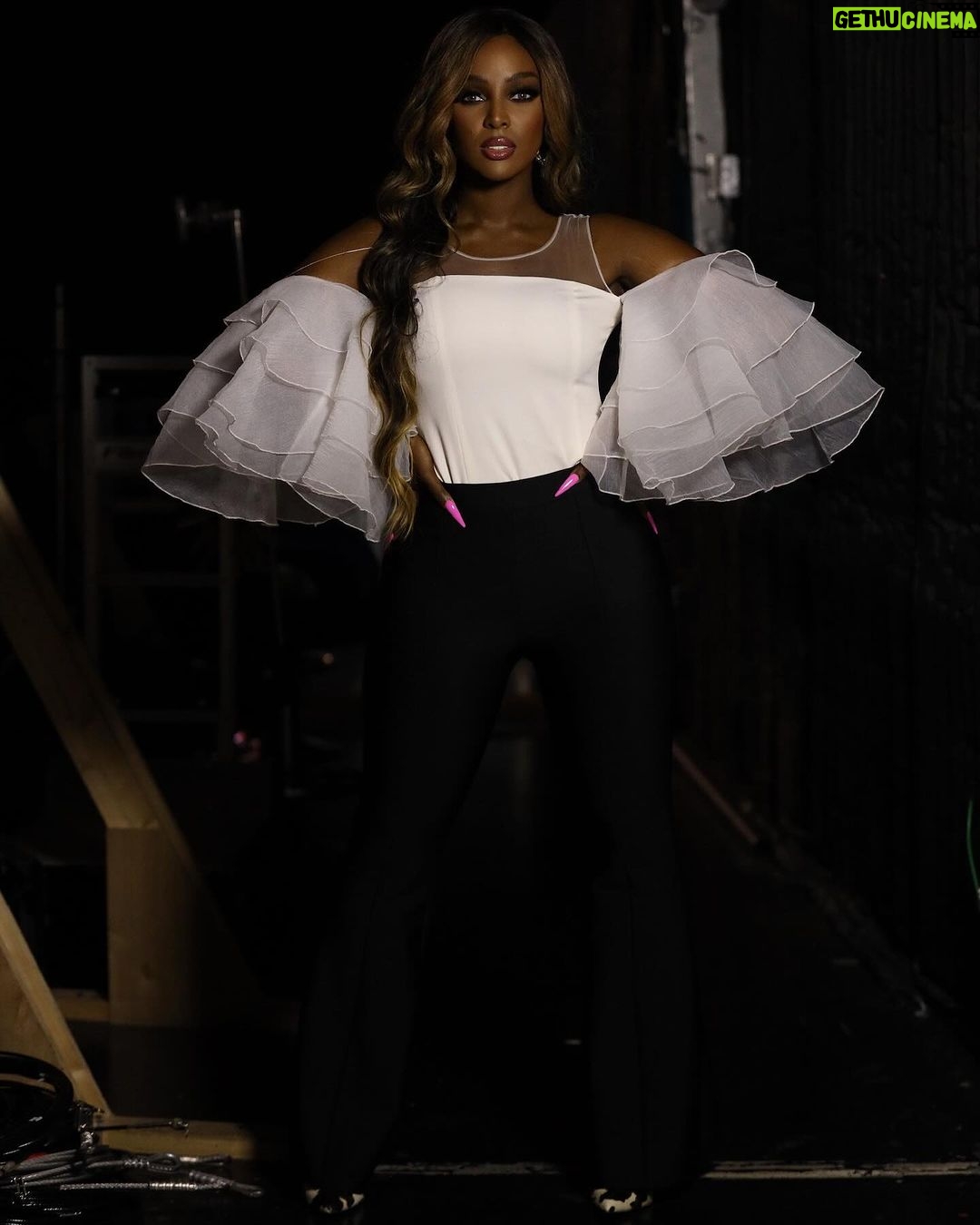Amara 'La Negra' Instagram - Así Tenía Que Ser- Amara La Negra @juanito_visual_ @dress2envii