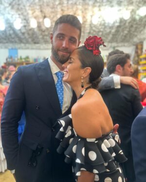 Anabel Pantoja Instagram - Mi 2023 tiene un nombre y ese eres tú @davidroal , sabes que decidí por los dos no exponer apenas nada y guardar lo más íntimo para nosotros, pero toca compartir con MI GENTE de aquí lo que es MI CHIMBA DE VIDA CONTIGO, solo puedo agradecerle a Dios y a los que me cuidan arriba por esta bendición que me mandaron
Por esta lucha conjunta de un solo objetivo : Mencey 🥹 
¿ Lo lograremos? ¿ Duraremos? ¿ Creerán en nosotros? 
Pues si te digo la verdad : voy a dejarme la piel, la grasa, el corazón , la celulitis y mi vida entera por ese amanecer 🌅 mirando el mar, ese baño en Patalavaca los domingos, esos días de tarde de bingo y comida rica en Calle Betis con los nuestros, ese finde nuestro en Portugal donde tú y yo solo sabemos, esas compras al Spar, esos ratitos en la tienda de nuestros amigos @daviycla , esos paseos en bicis por nuestra isla, esos días en Sevilla con los nuestros, esos viajes y ciudades para tachar, esos 20€ semanales de ahorro, esas noches de tablet y series 🥹
¿ Vamos por el 2024 con la misma fuerza o más 💪🏽? 
🐢🖤💃🏽