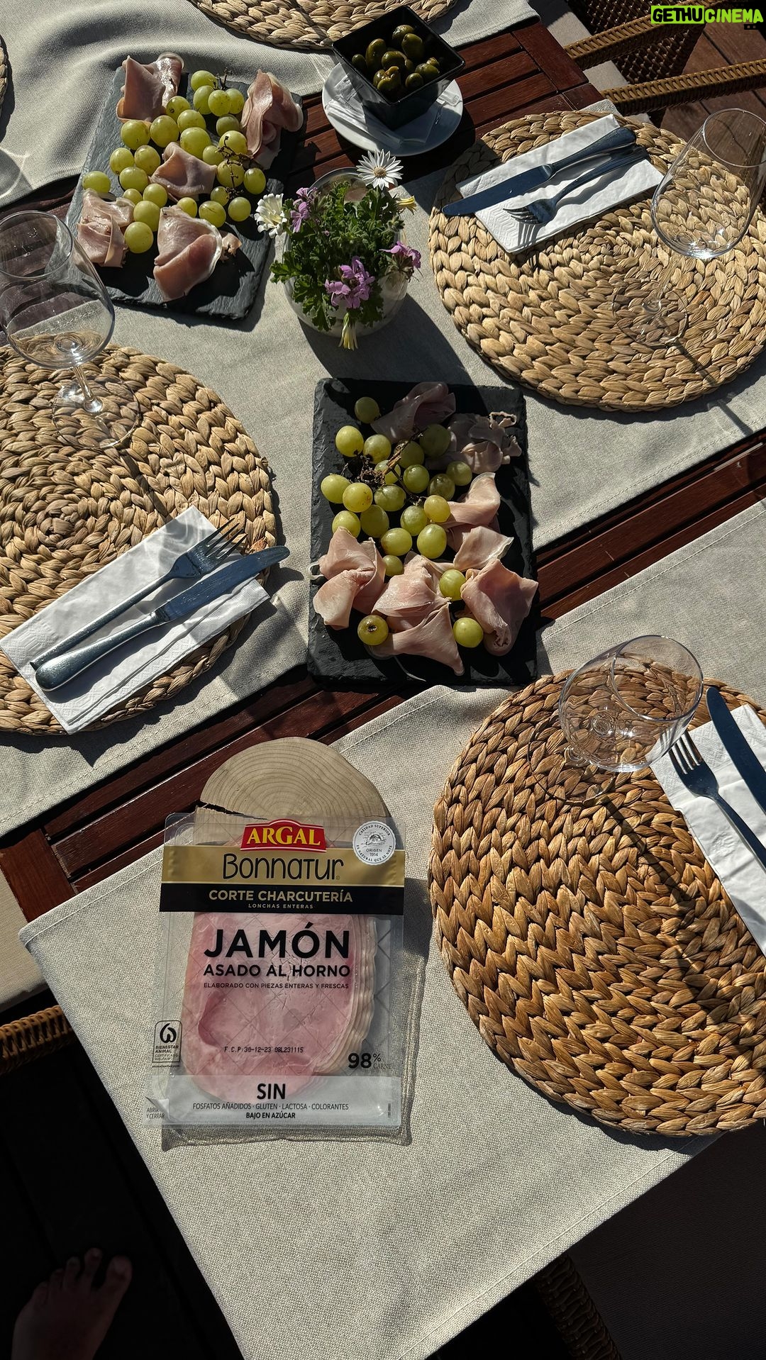 Anabel Pantoja Instagram - Llevo muchos años celebrando mi Navidad al ☀️y con buen tiempo, pero no dejo mis tradiciones más bonitas como compartirla con amigos y seres queridos 🫂 de la mano de @argal_alimentacion , ya que su Jamón Asado al Horno Argal Bonnatur es perfecto para compartir y combinar en estas comidas de Navidad 🎁 junto a los tuyos. Está elaborado a partir de piezas frescas y enteras y tiene un 98% de porcentaje cárnico. #mybonnaturroutine